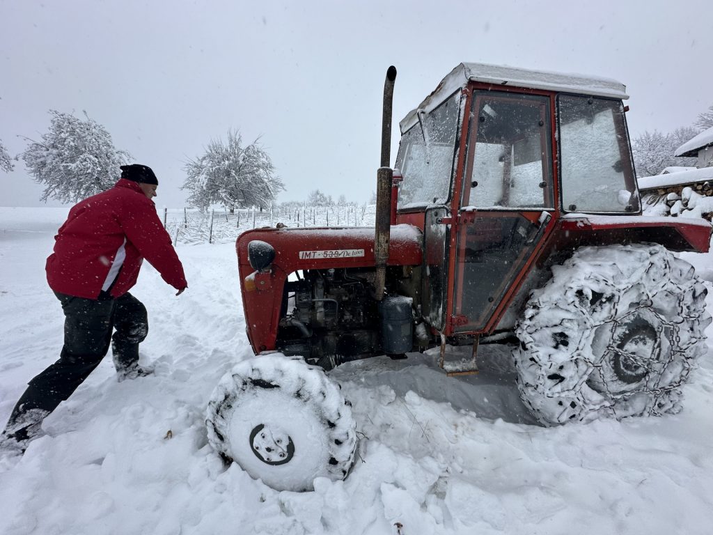 Traktor u snegu