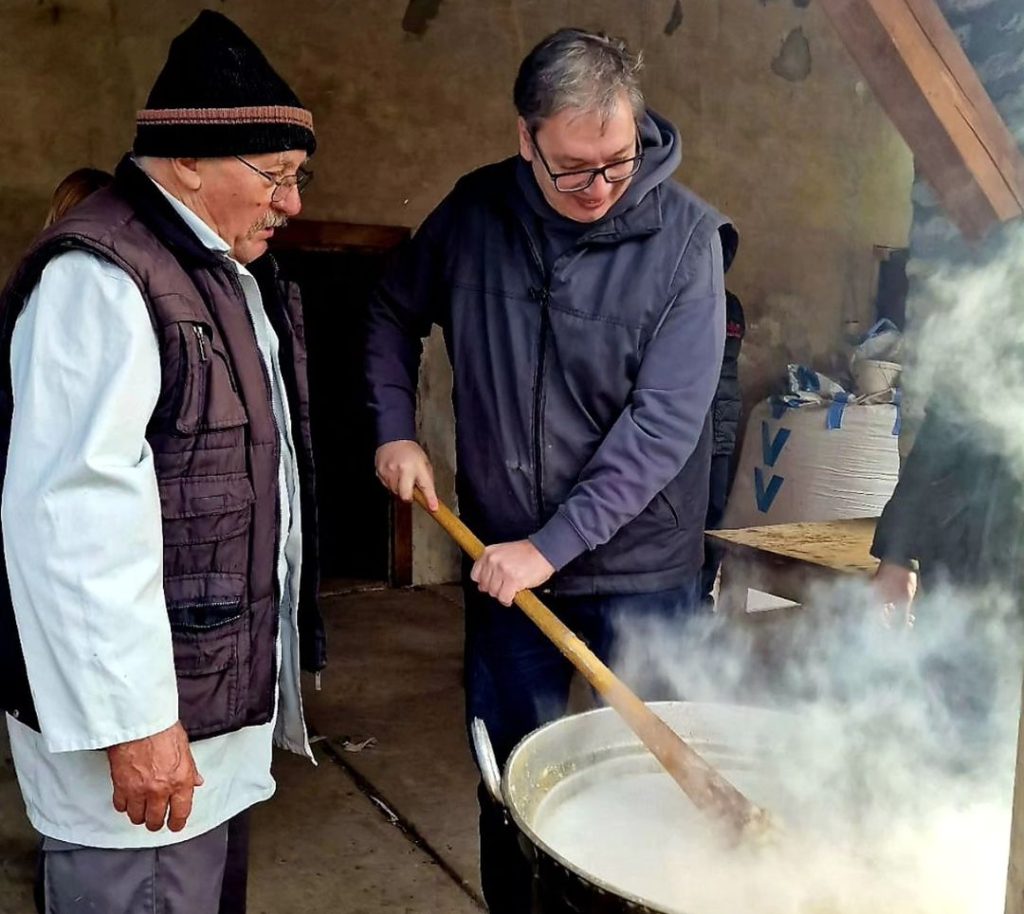 Vučić meša čvarke