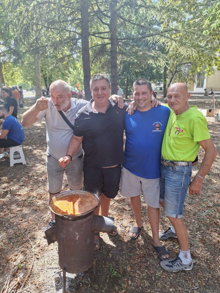 Pidikanci na okupu: Takmičenje u kuvanju riblje čorbe