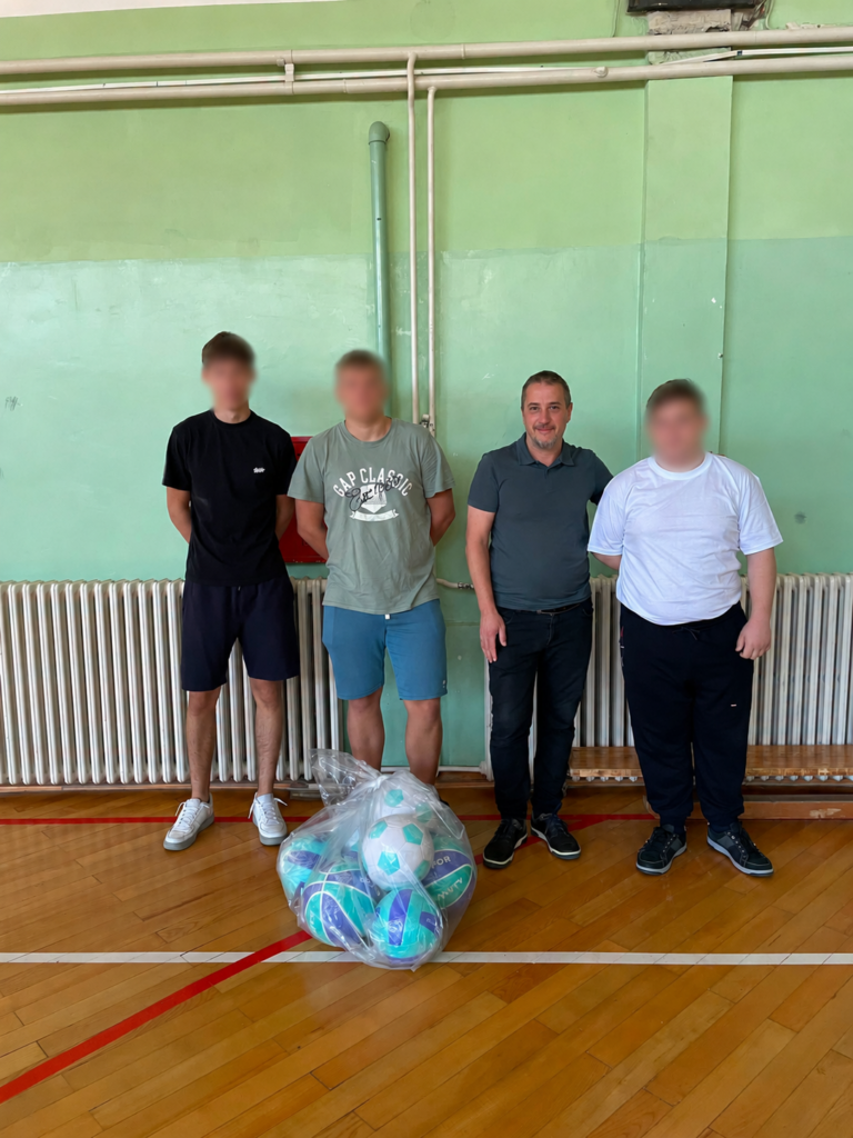 Vredna donacija za fizičko vaspitanje: Gimnazija u Kovačici dobila lopte